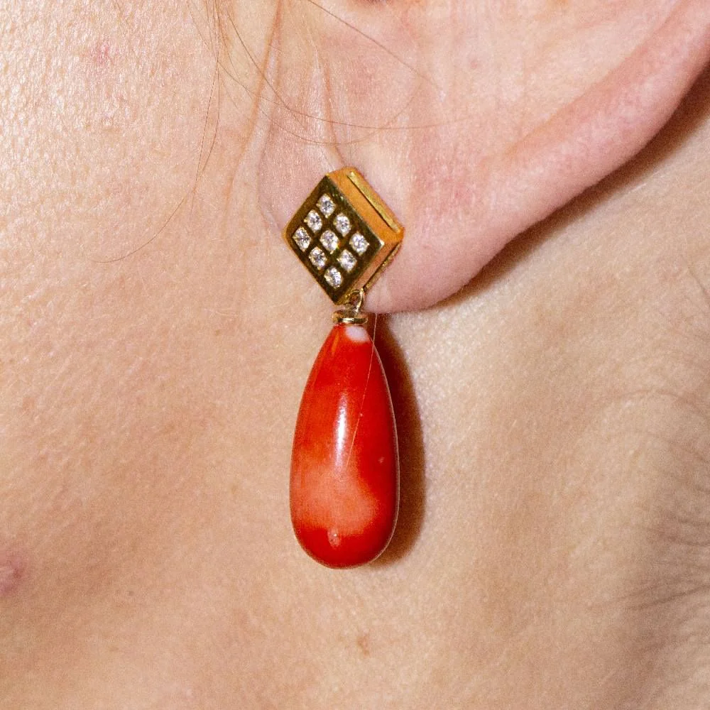 Earrings at yellow gold, coral and diamonds - Image 2