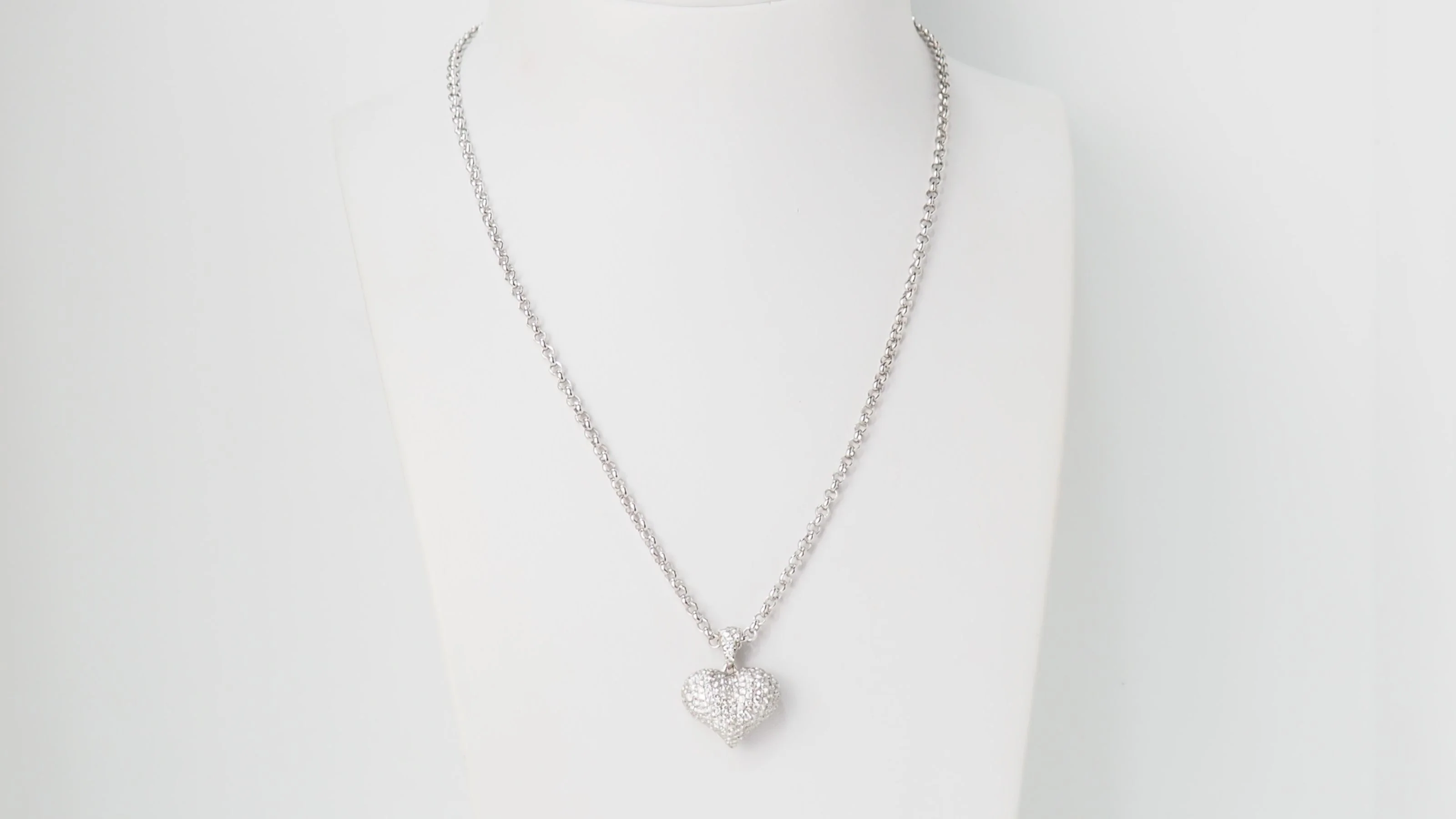 Heart pendant necklace in white gold and diamonds