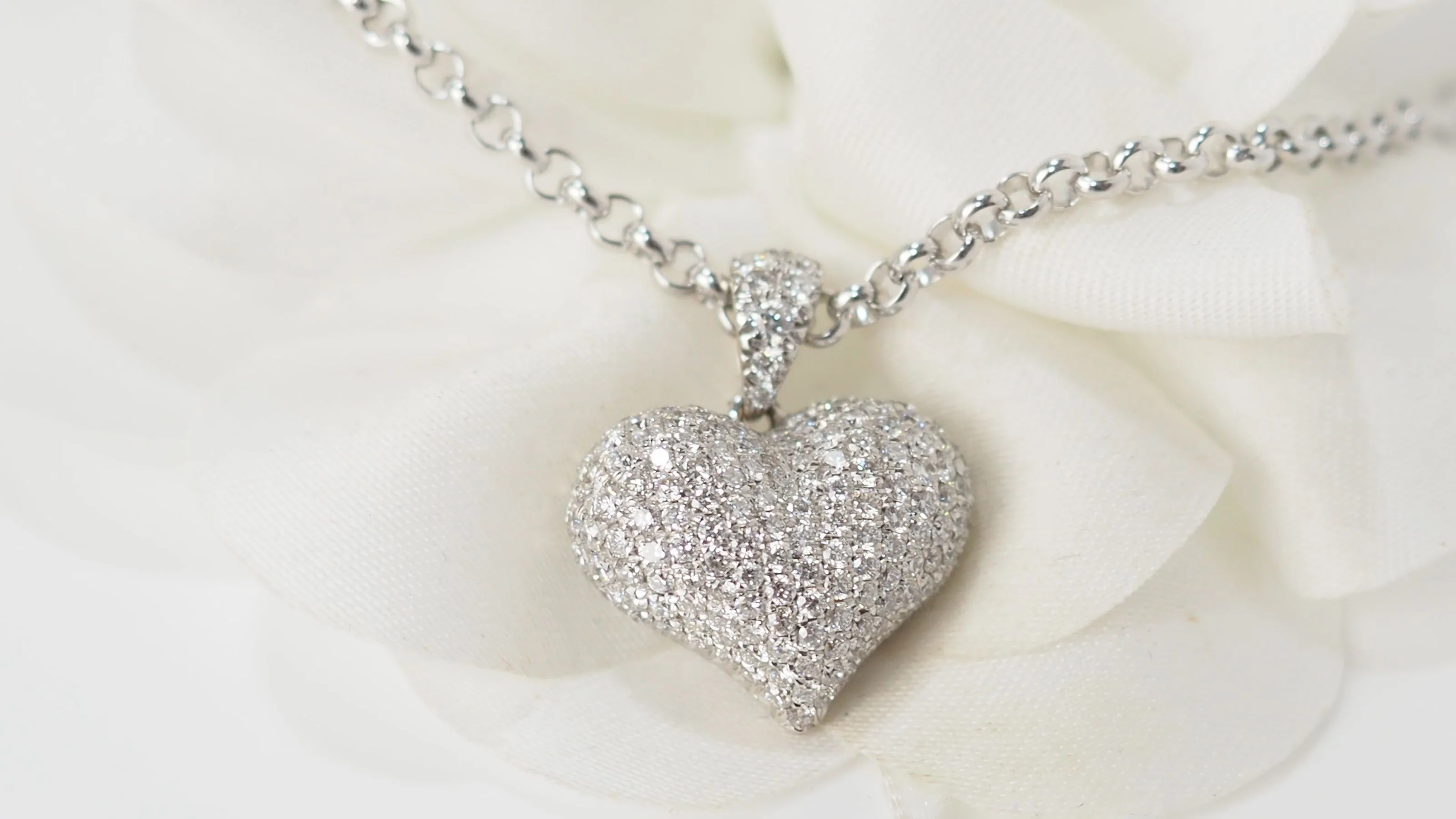 Heart pendant necklace in white gold and diamonds - Image 4