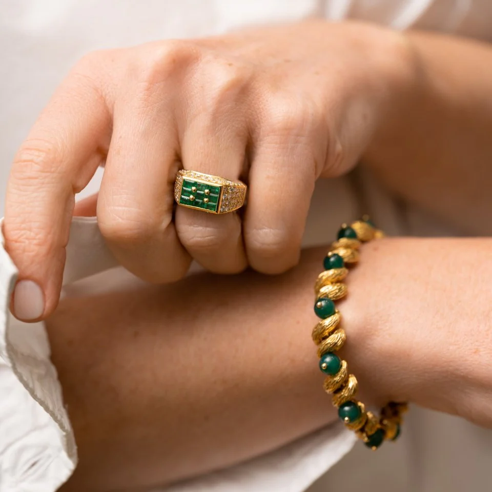 FRED Signet ring in yellow gold, emeralds and diamonds - Image 2