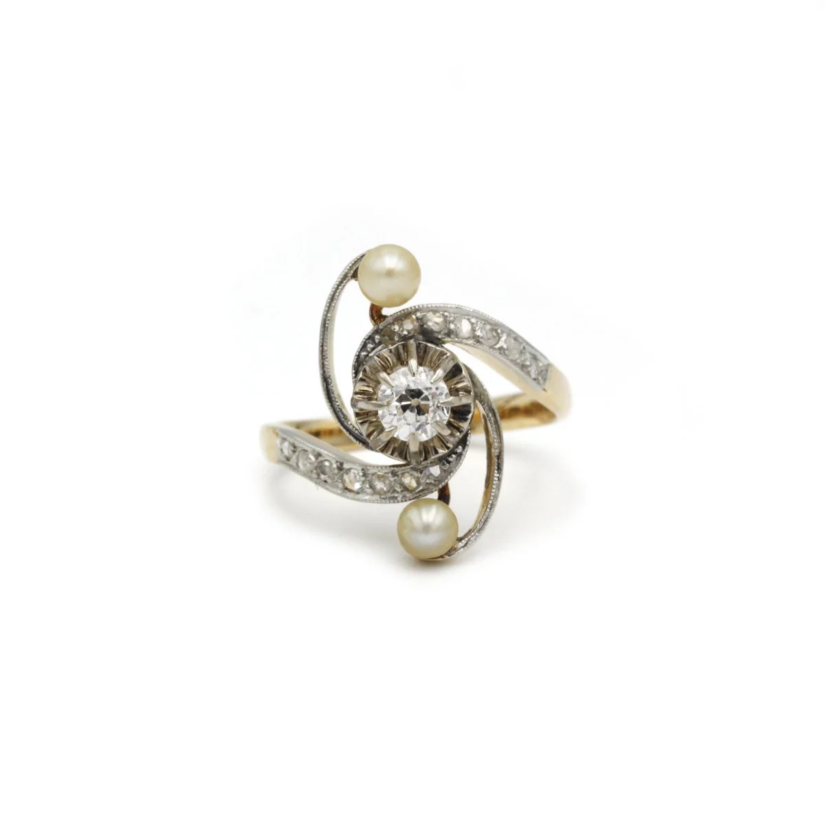 Ring in yellow gold, platinum, pearls and diamonds