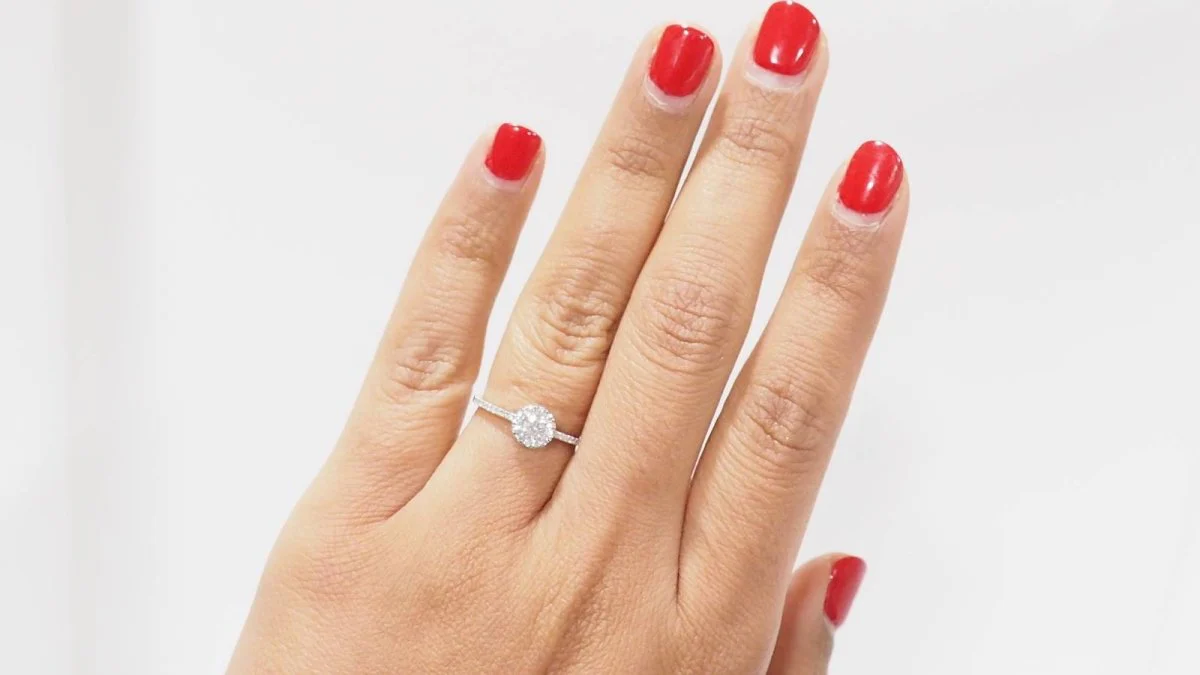 Solitaire ring in white gold and diamonds - Image 2