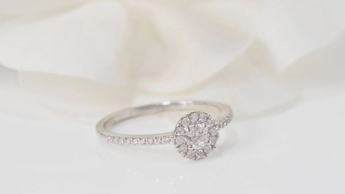 Solitaire ring in white gold and diamonds - Image 4