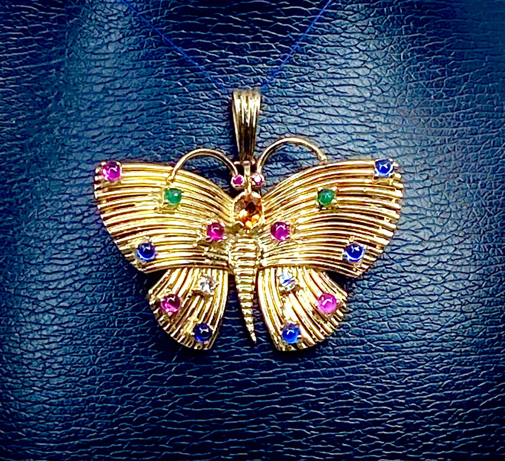 18-carat yellow gold and gemstone butterfly pendant - Image 2