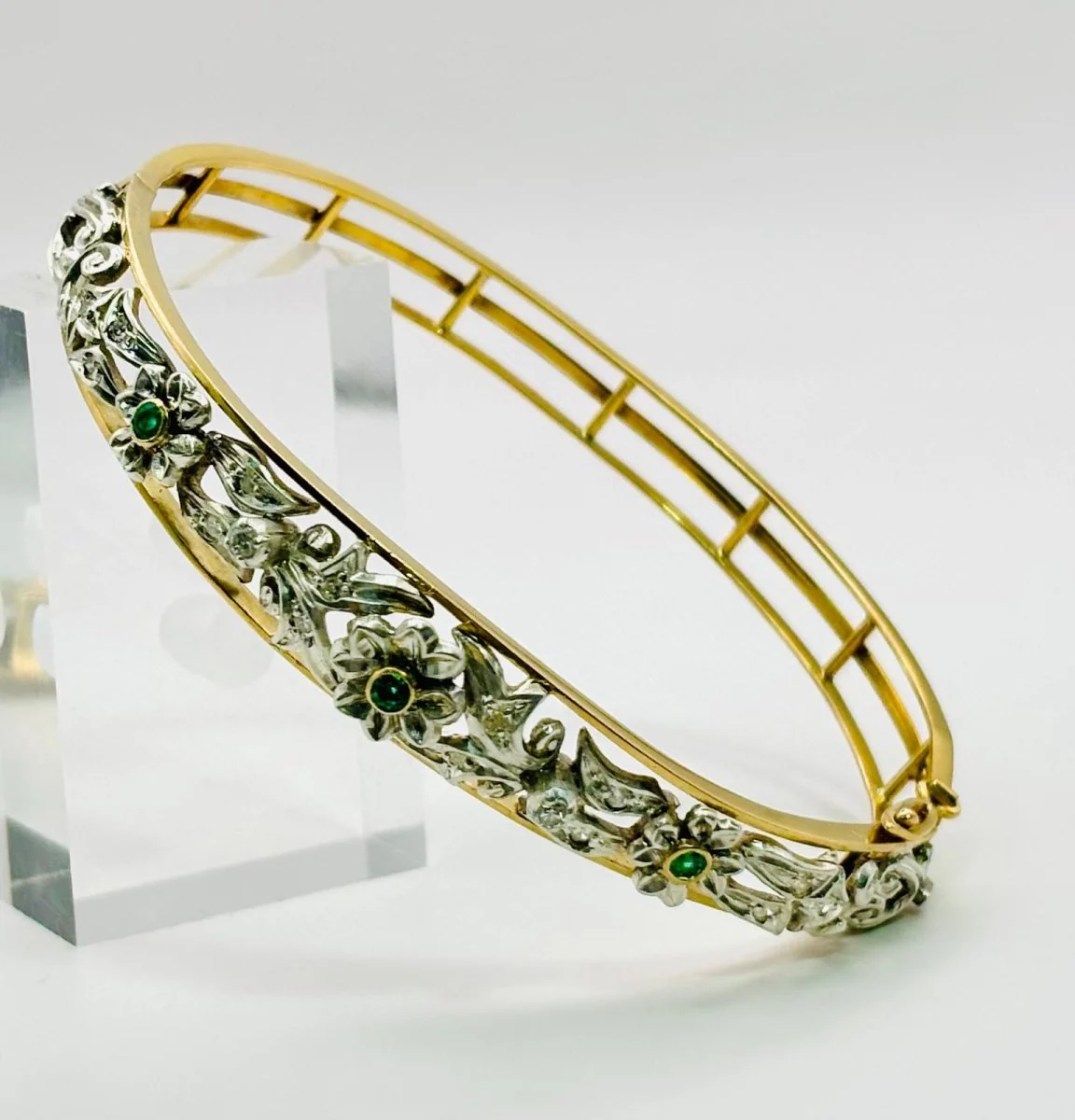 Yellow gold, silver, emerald, and diamond bangle bracelet - Image 4