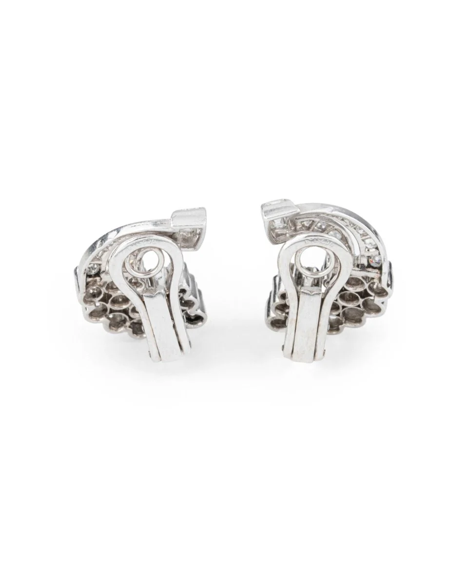 Clips Lune earrings in Platinum and Diamonds - Image 3