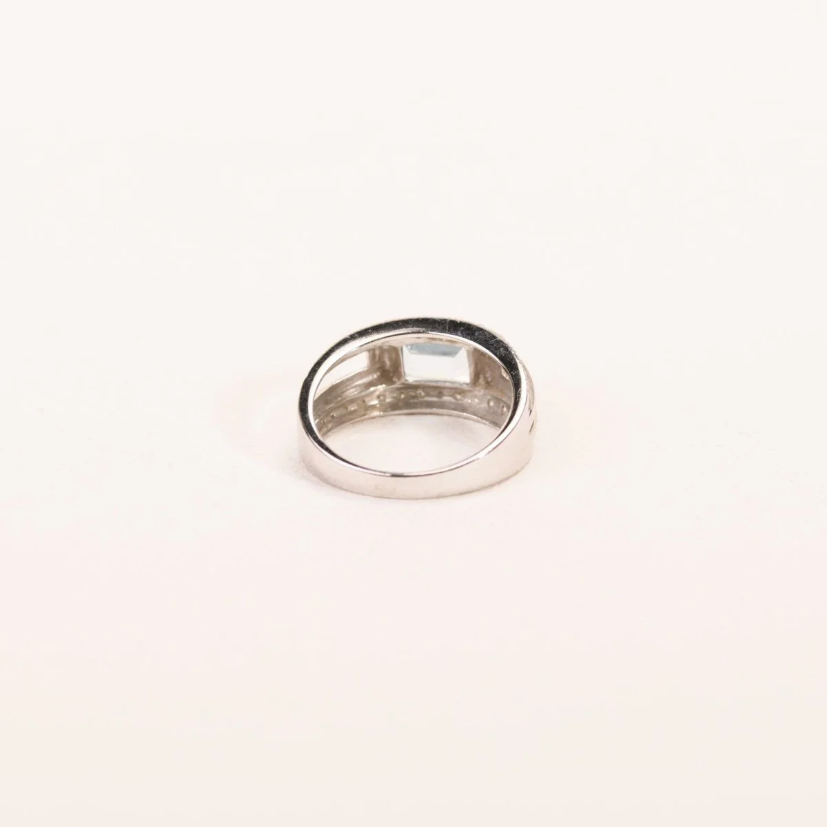 Emerald-cut topaz and diamond band ring in white gold - Image 3