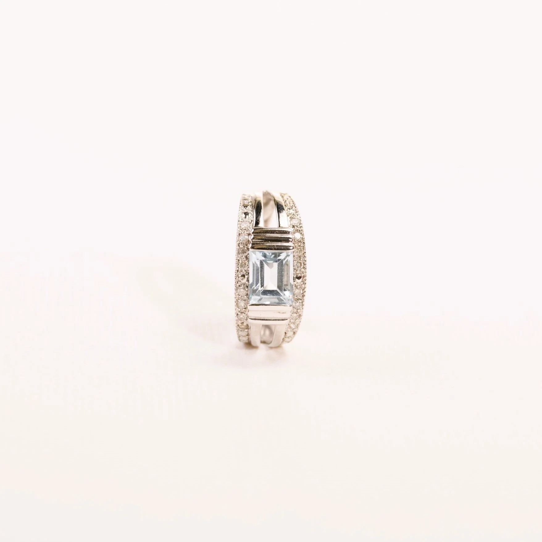 Emerald-cut topaz and diamond band ring in white gold - Image 4