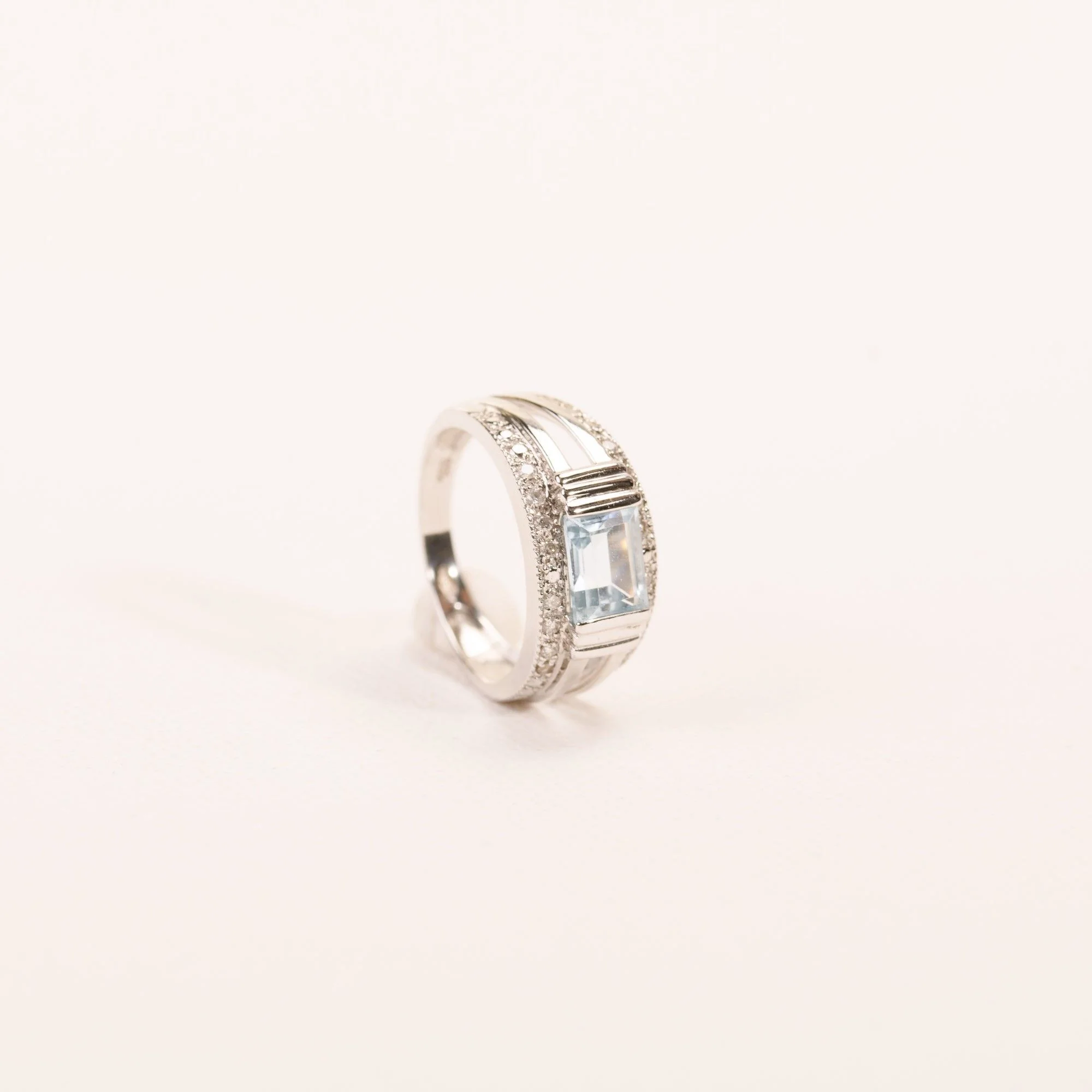 Emerald-cut topaz and diamond band ring in white gold - Image 5