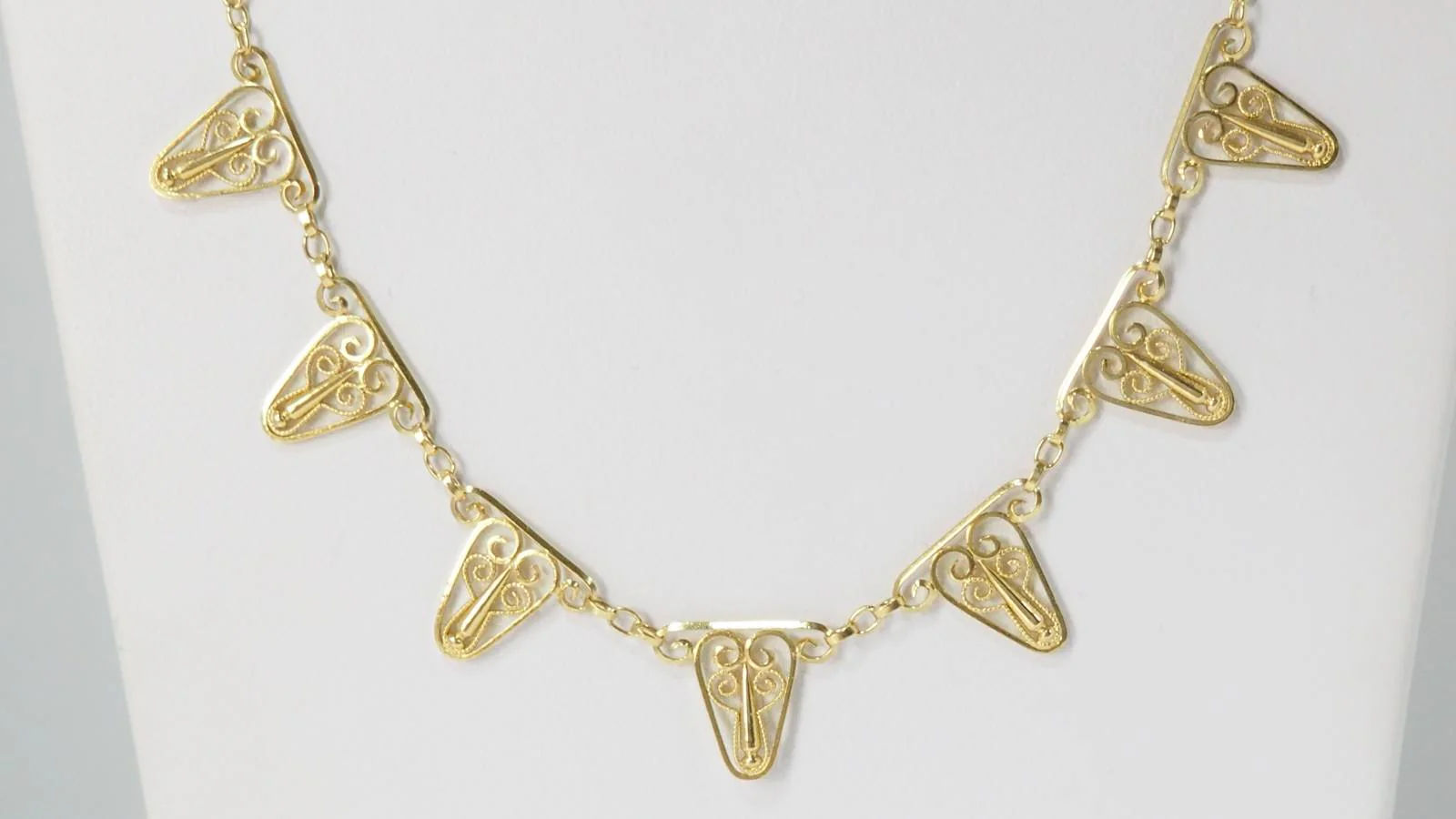 Filigree gold drapery necklace  - Image 5