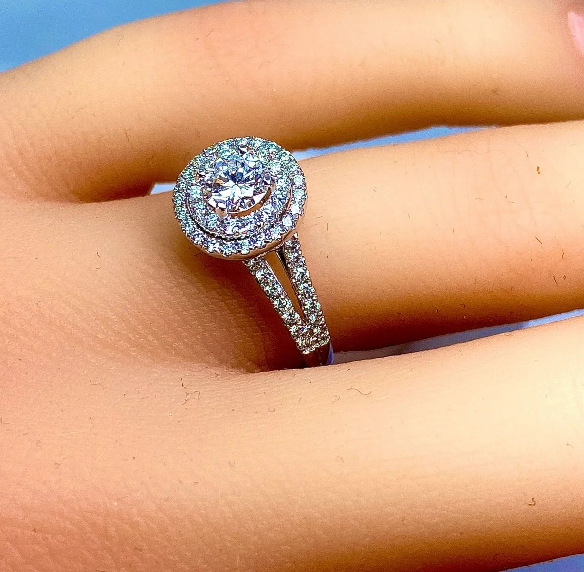 White gold ring with central diamond - Image 12