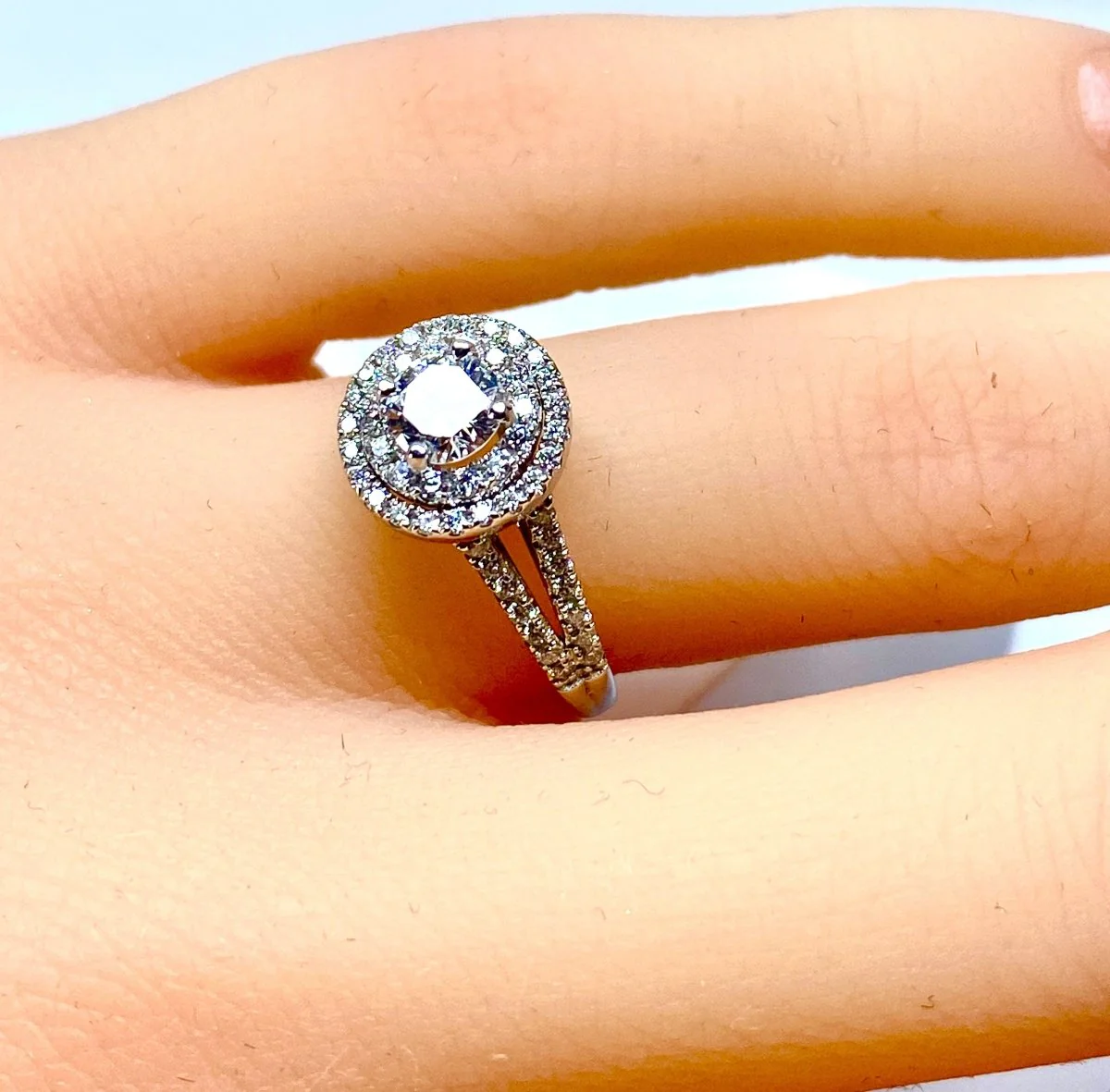 White gold ring with central diamond - Image 9