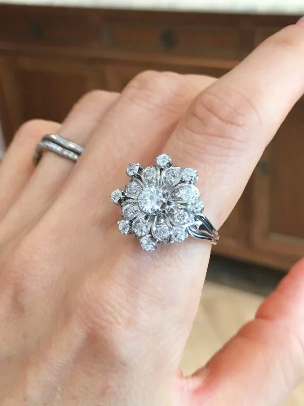 BUCHERER Floral ring in white gold and diamonds - Image 6