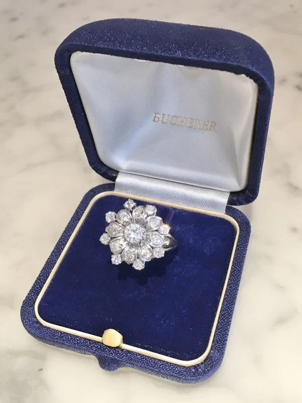 BUCHERER Floral ring in white gold and diamonds - Image 8
