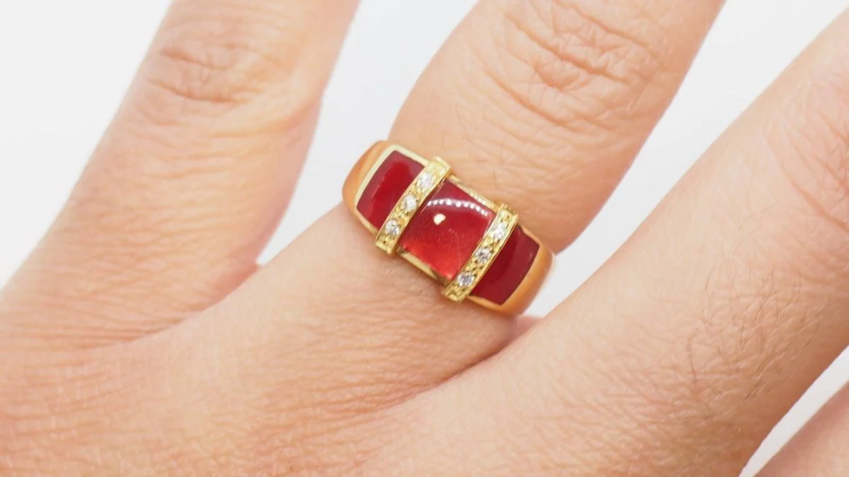 Clozeau ring in yellow gold, diamonds and red resin - Image 7