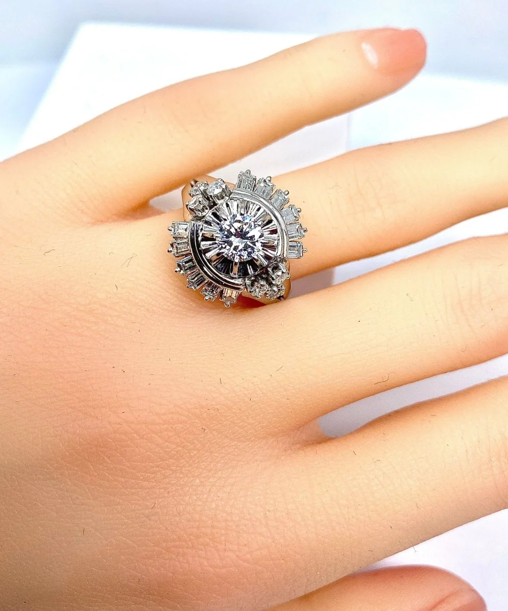 Magnificent platinum ring with baguette diamonds and round diamonds. - Image 3