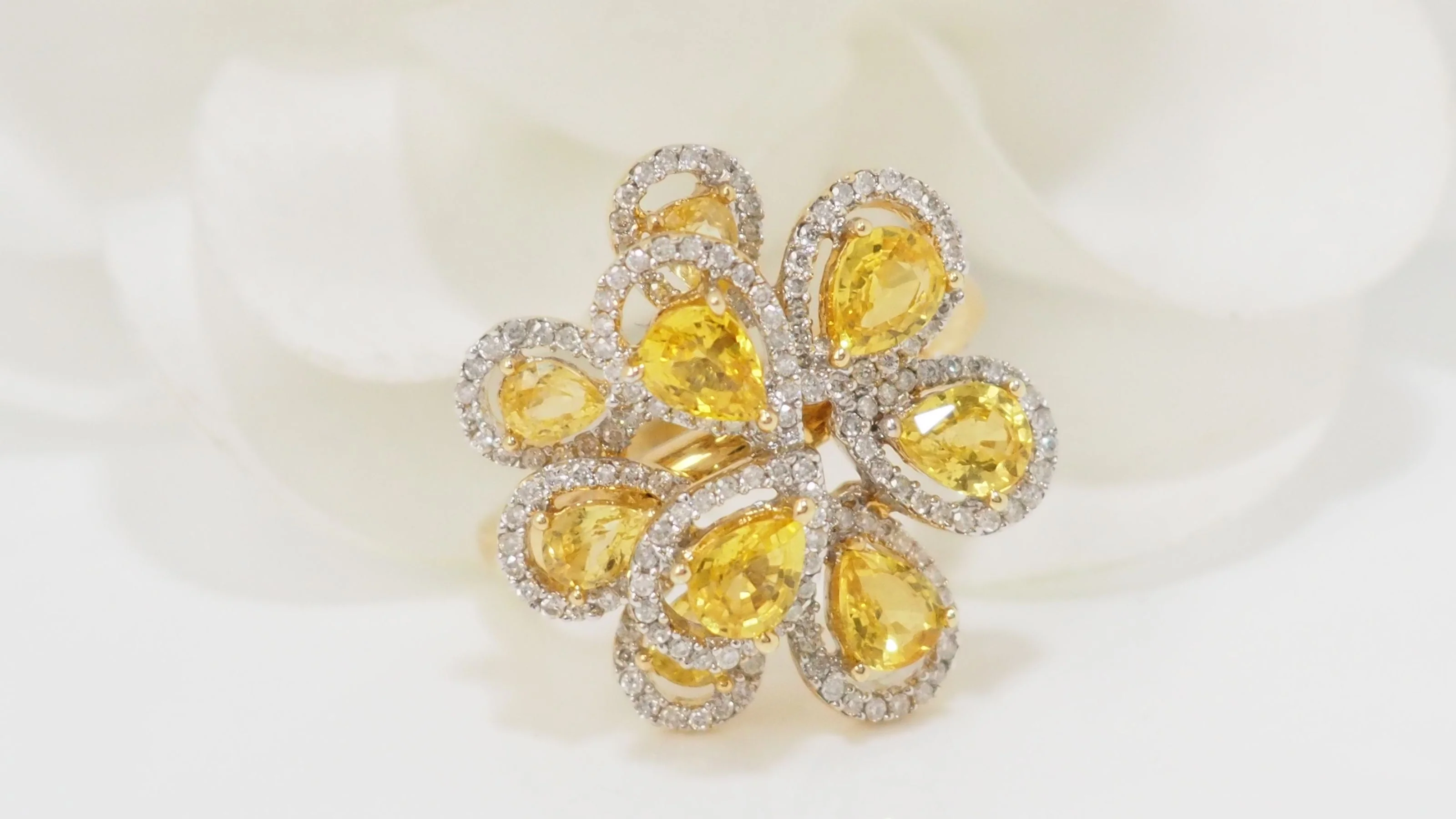 Flower ring in white gold and citrines and diamonds - Image 3