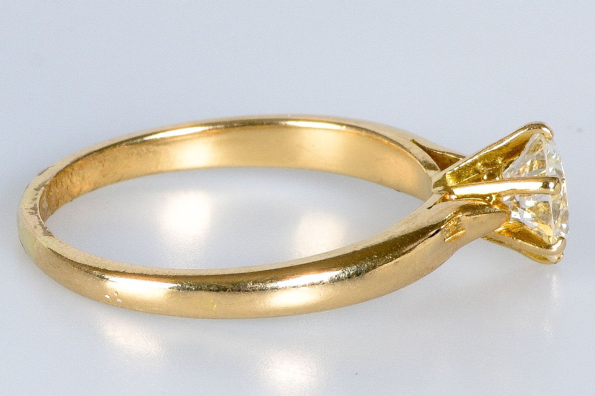 Solitaire wedding ring in 18k gold adorned with 1 1ct diamond - Image 6