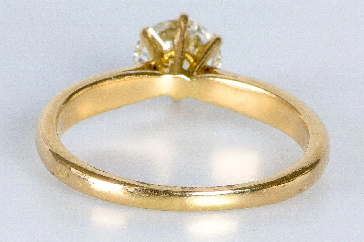 Solitaire wedding ring in 18k gold adorned with 1 1ct diamond - Image 7