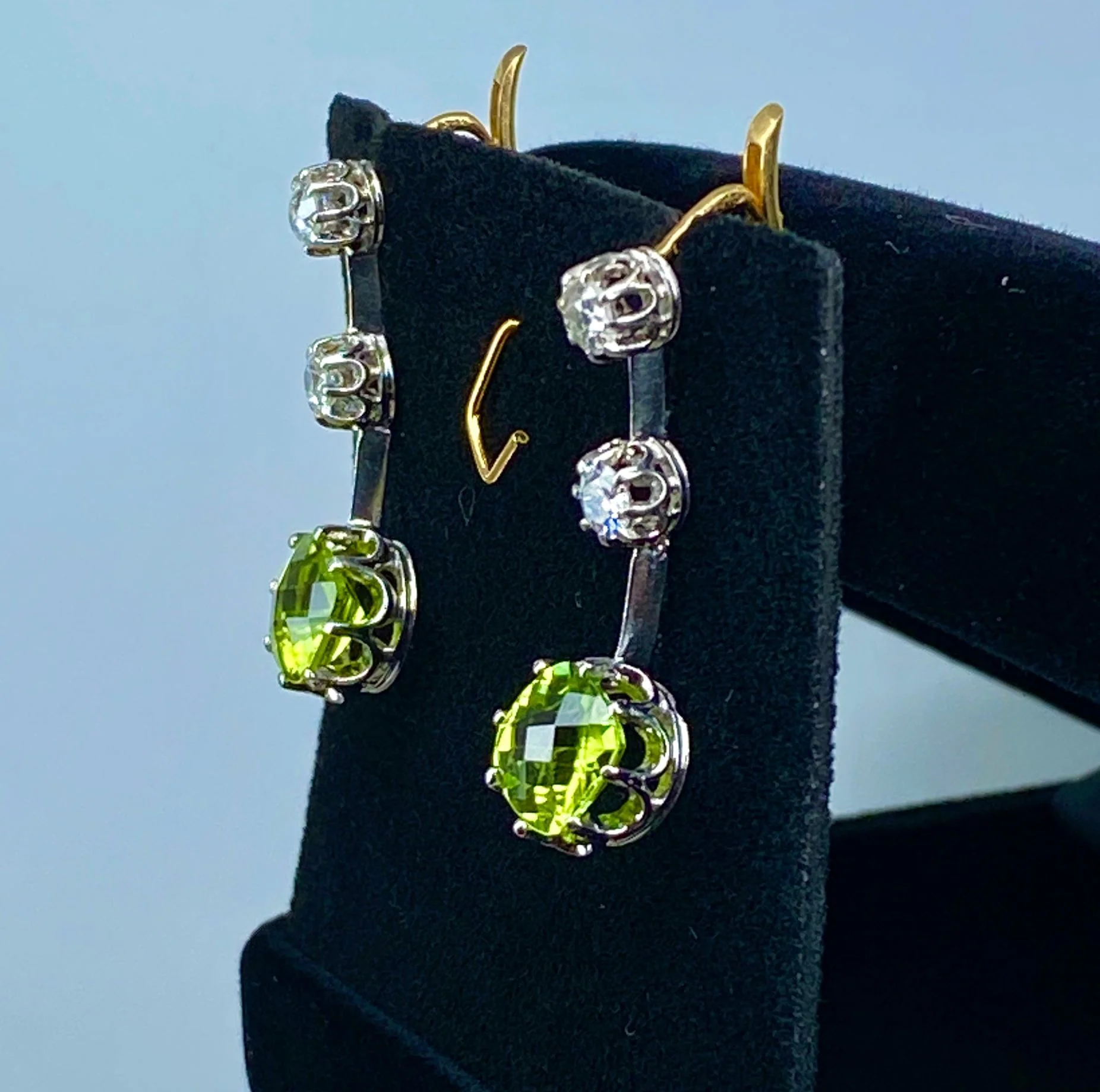 Gold earrings, paltinium, peridots and diamonds - Image 3