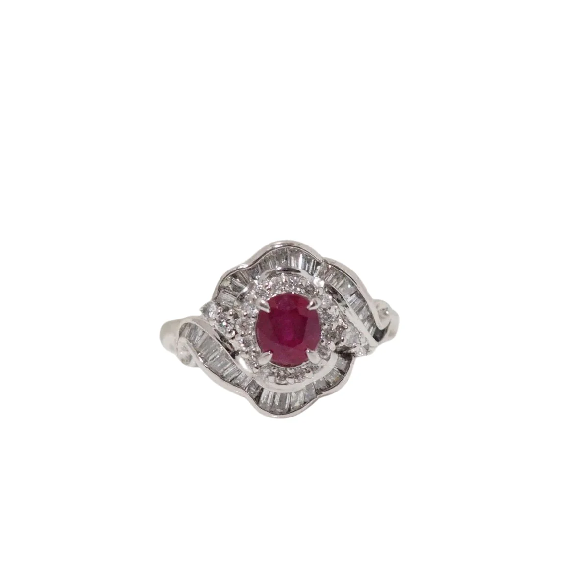 Entourage ring in platinum, oval ruby ​​and diamonds 