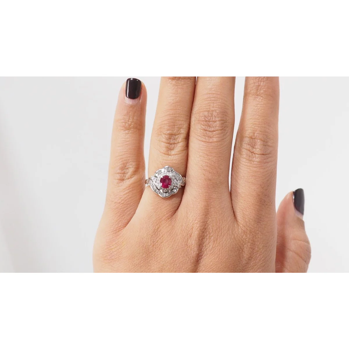 Entourage ring in platinum, oval ruby ​​and diamonds  - Image 2