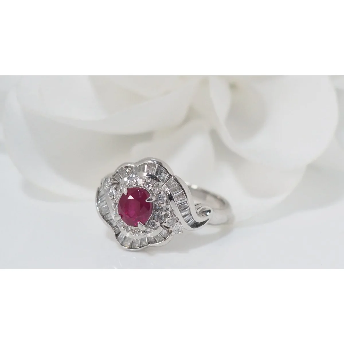 Entourage ring in platinum, oval ruby ​​and diamonds  - Image 3