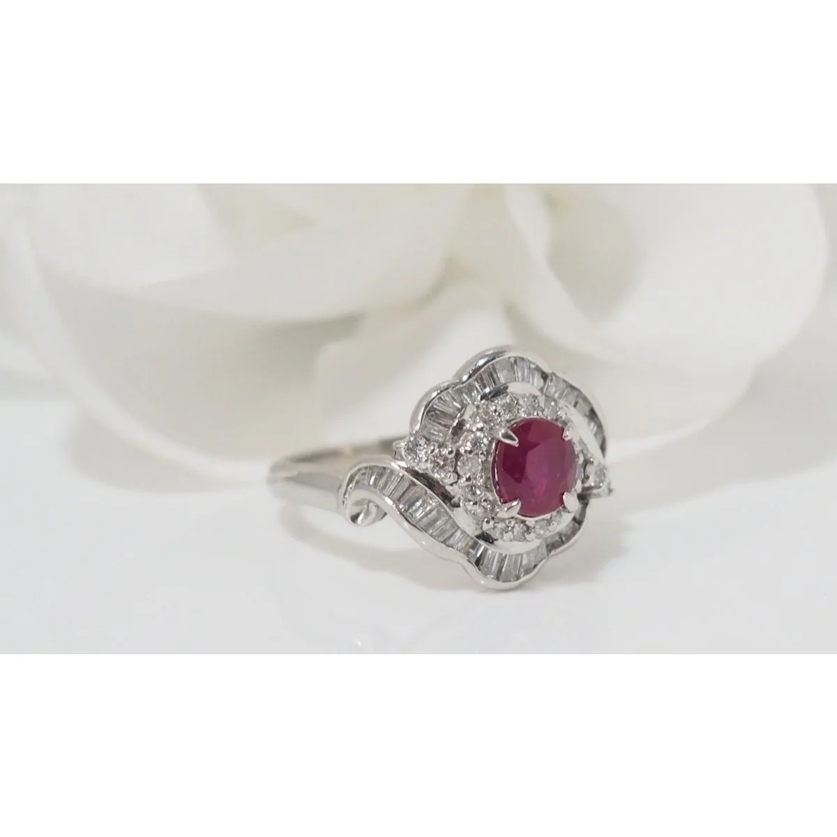 Entourage ring in platinum, oval ruby ​​and diamonds  - Image 4