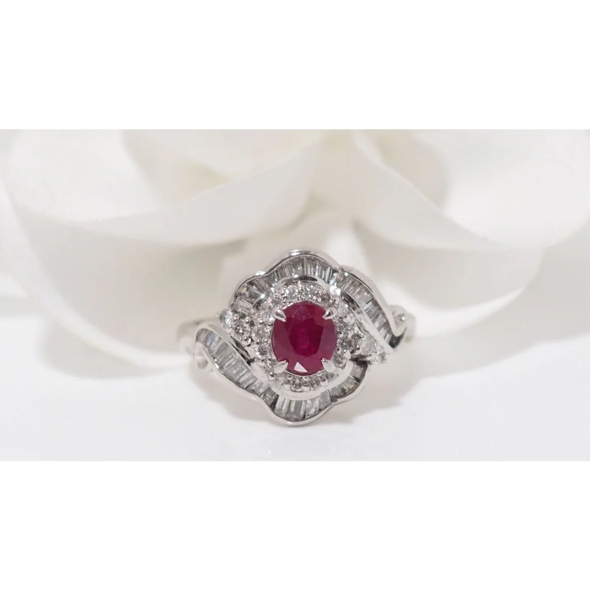 Entourage ring in platinum, oval ruby ​​and diamonds  - Image 5