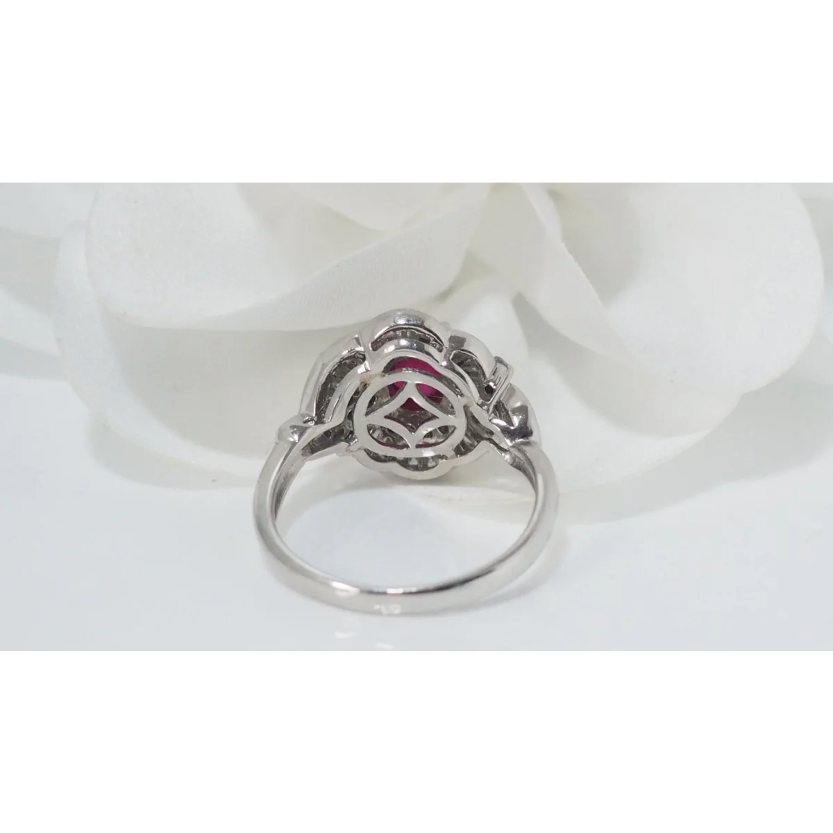 Entourage ring in platinum, oval ruby ​​and diamonds  - Image 6