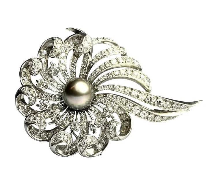 Brooch in white gold, pearl and diamonds