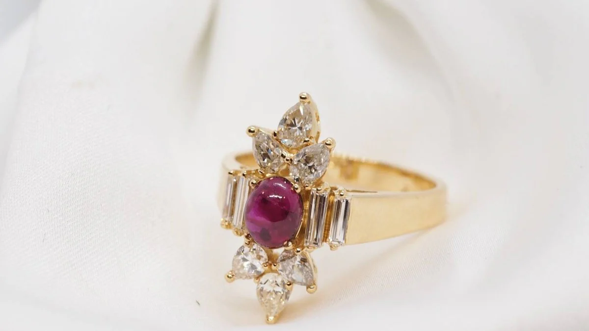 Yellow gold flower ring, ruby and diamond cabochon - Image 3