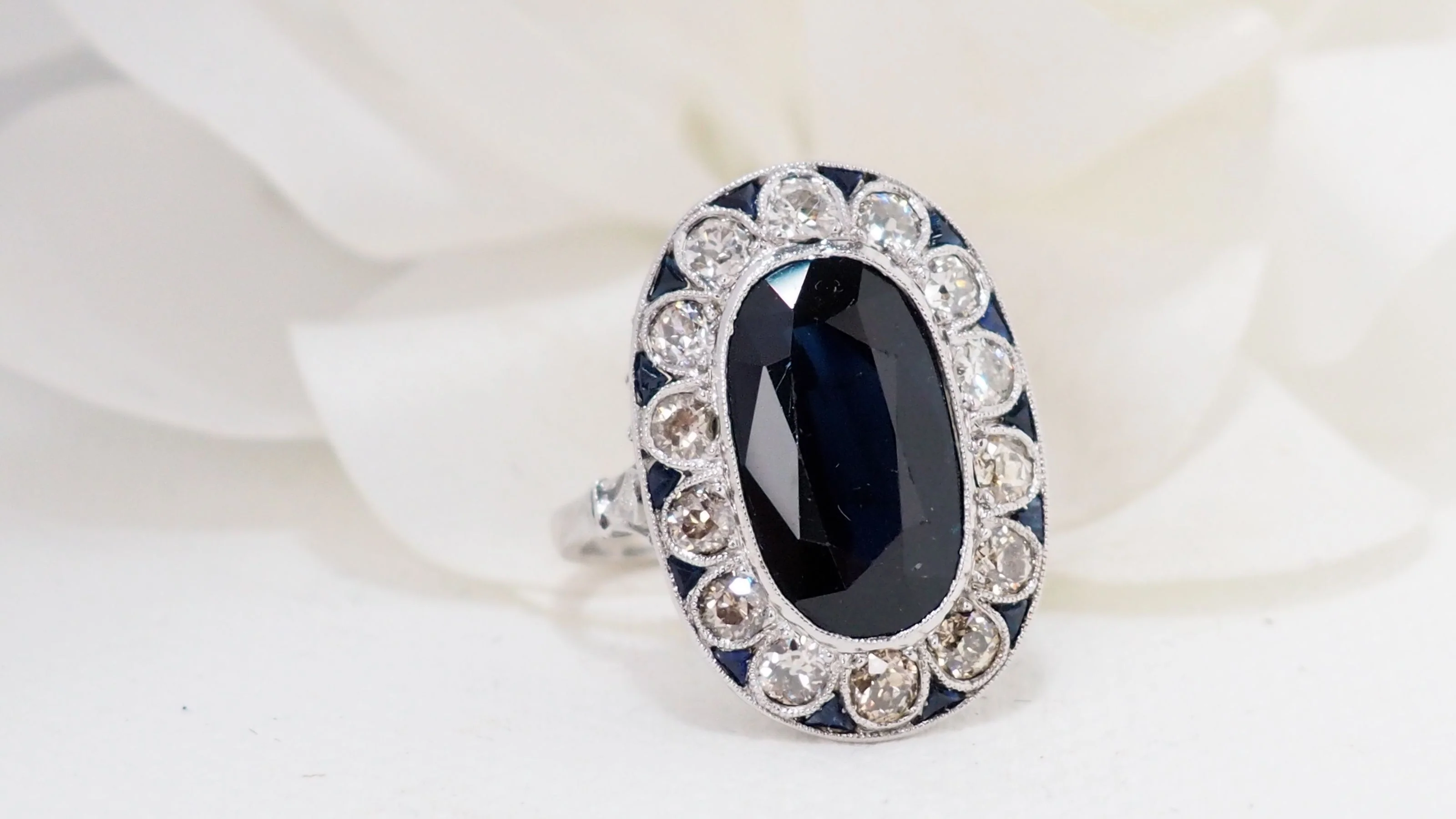 Pompadour ring in platinum, sapphire and diamonds - Image 3