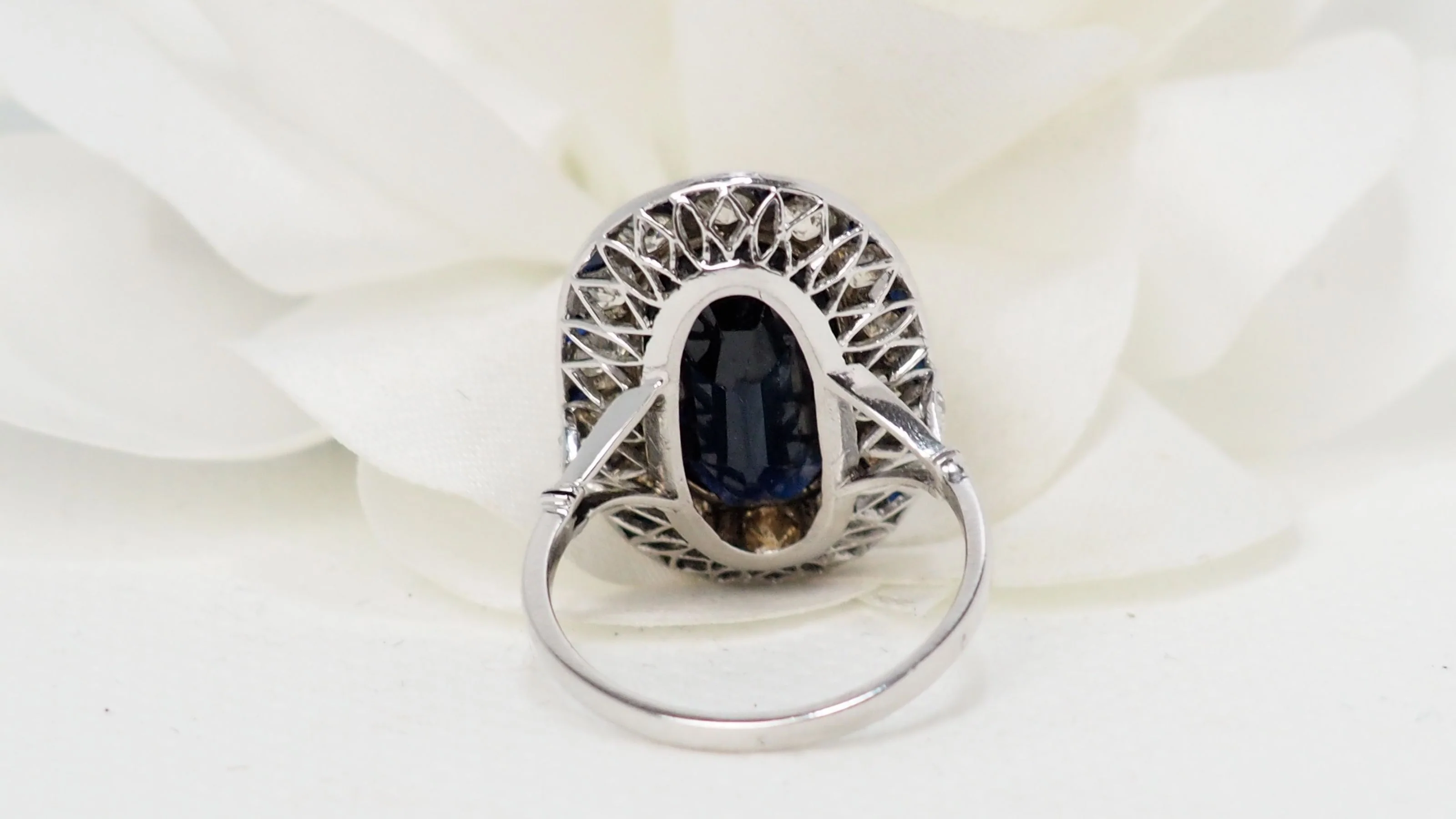 Pompadour ring in platinum, sapphire and diamonds - Image 5