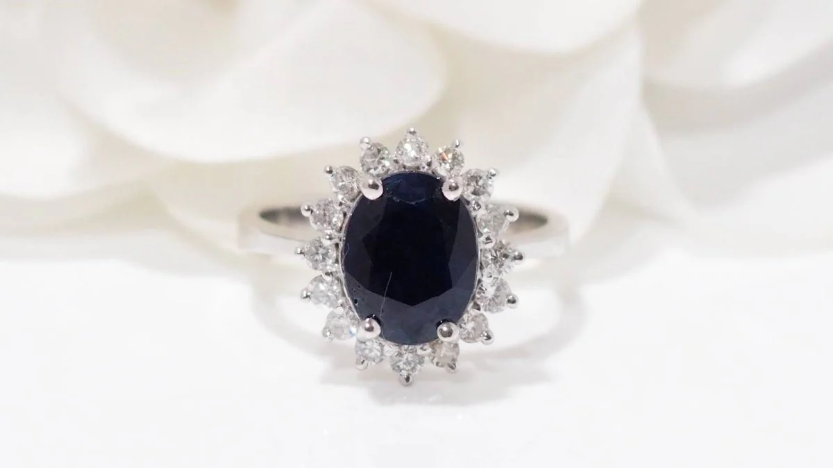 White gold, sapphire and diamond ring
