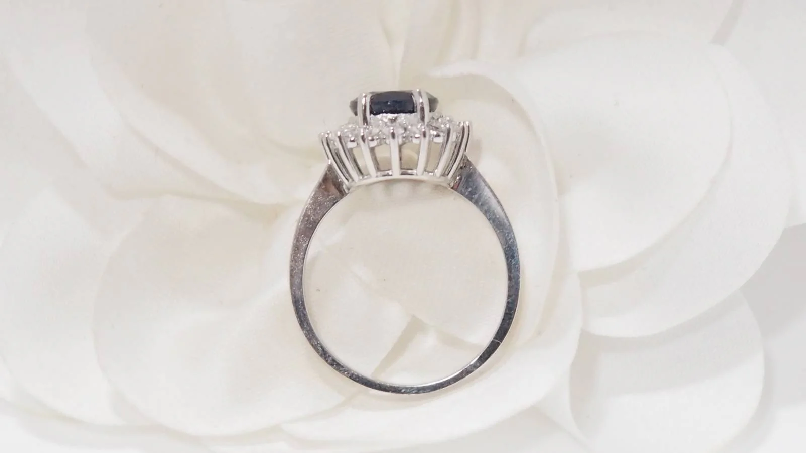 White gold, sapphire and diamond ring - Image 6