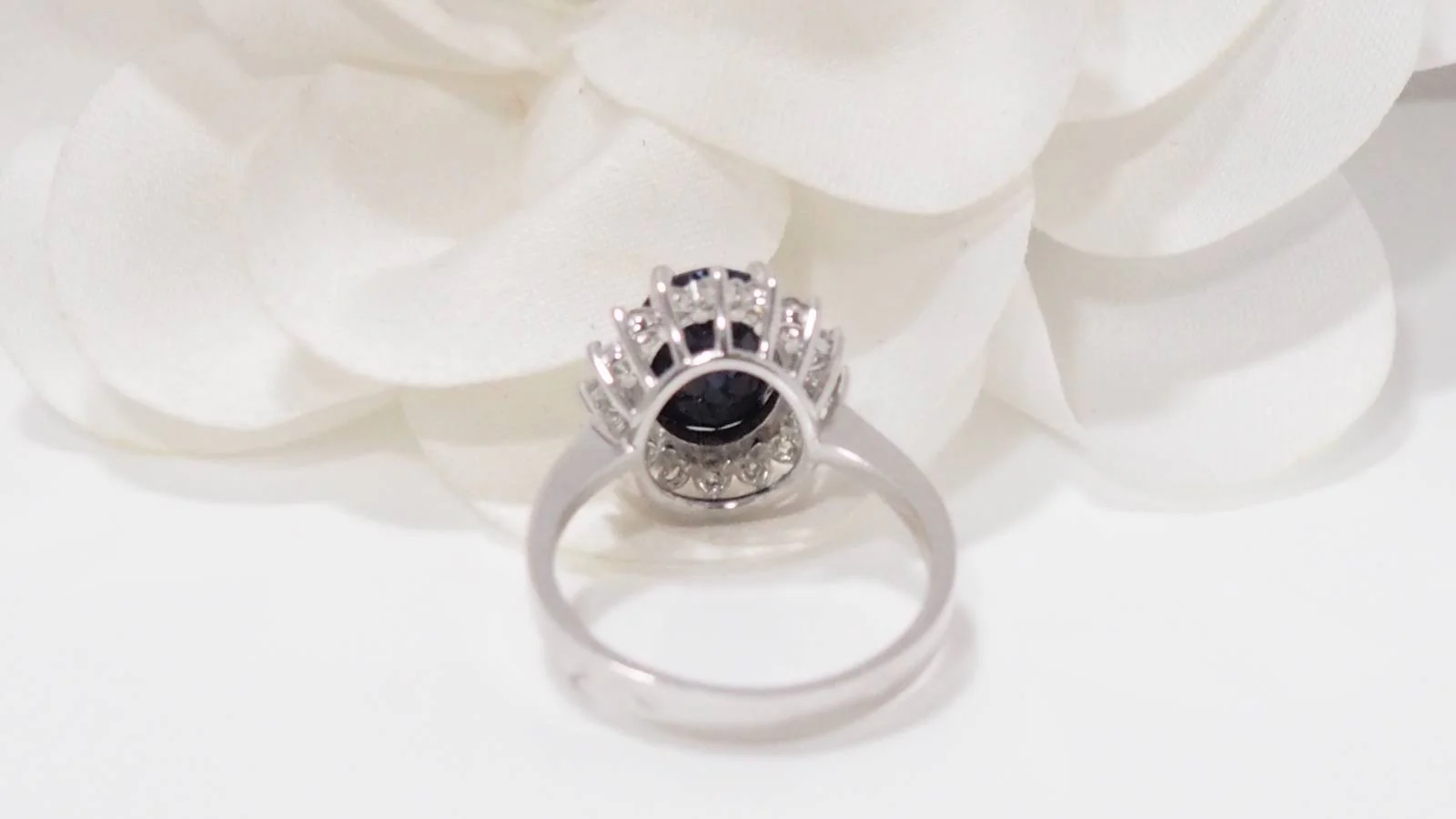 White gold, sapphire and diamond ring - Image 7