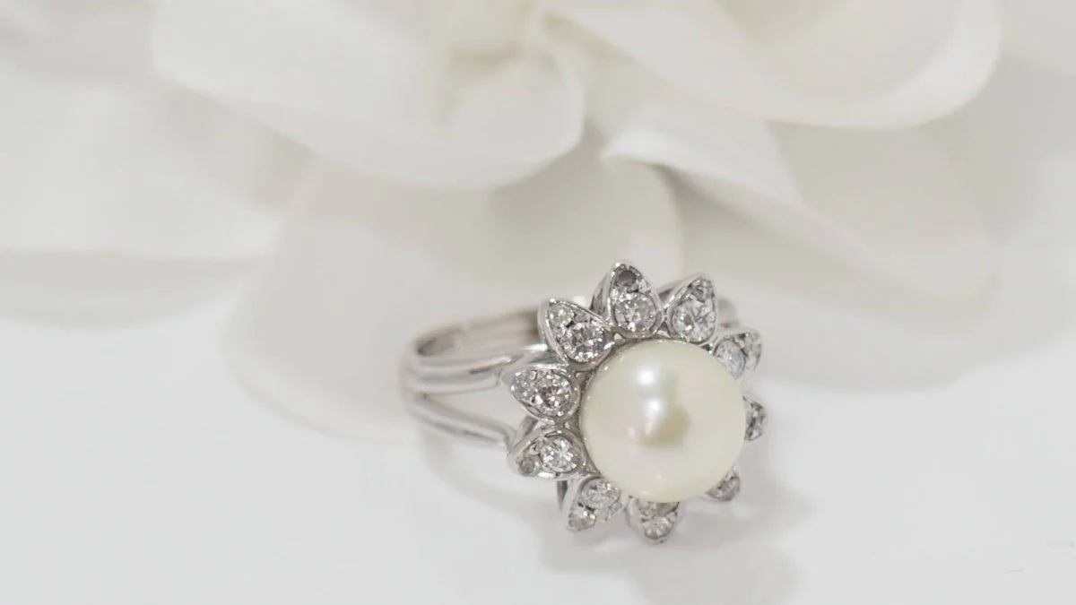 White gold, cultured pearl and diamond ring - Image 3