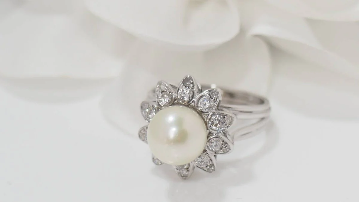 White gold, cultured pearl and diamond ring - Image 4