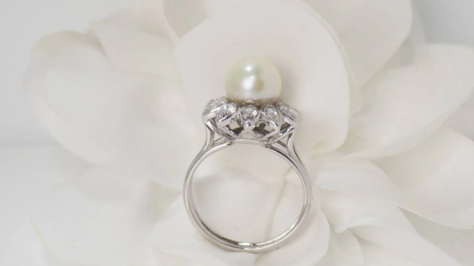 White gold, cultured pearl and diamond ring - Image 5