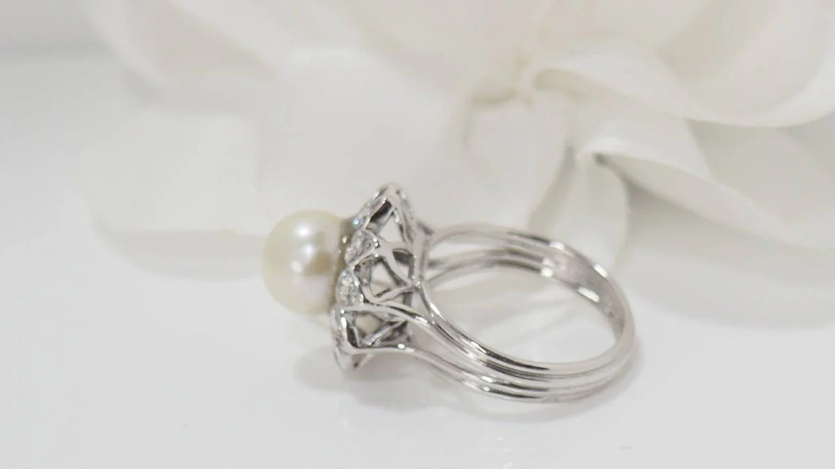 White gold, cultured pearl and diamond ring - Image 6