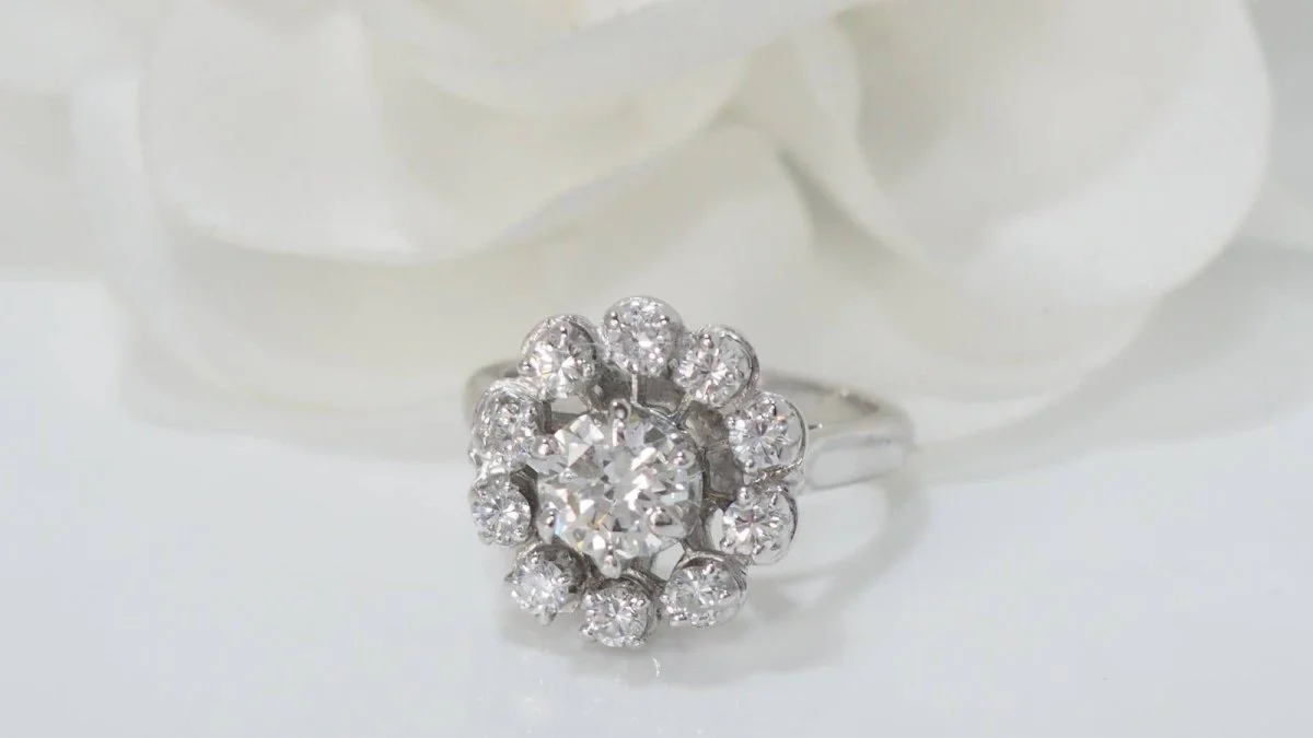 Daisy ring in white gold and diamonds - Image 3