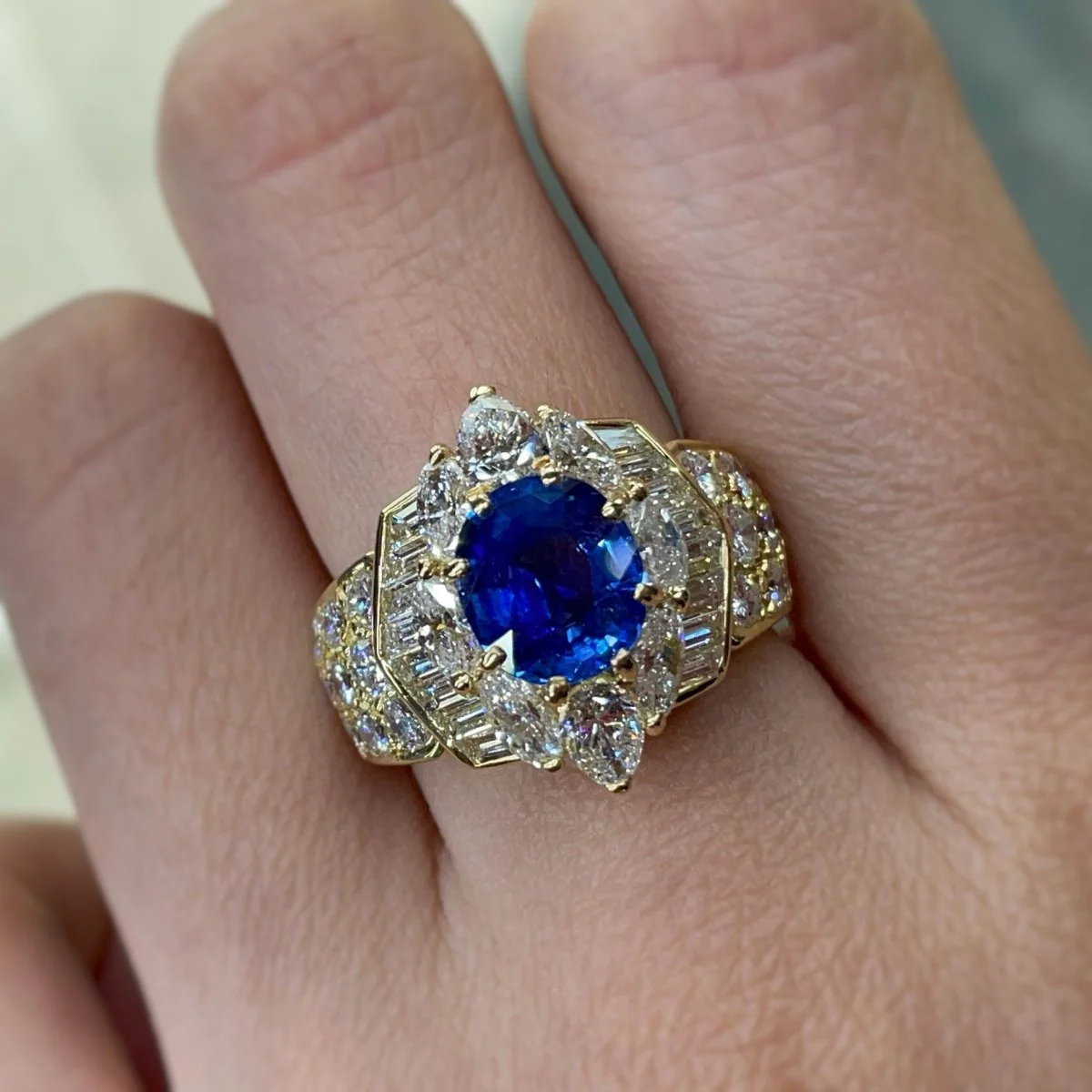 Ring - Gold, Diamonds &amp; Sapphire - Image 4