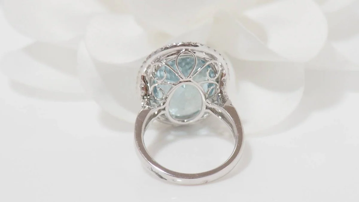 Entourage ring in white gold, oval aquamarine and diamonds  - Image 5