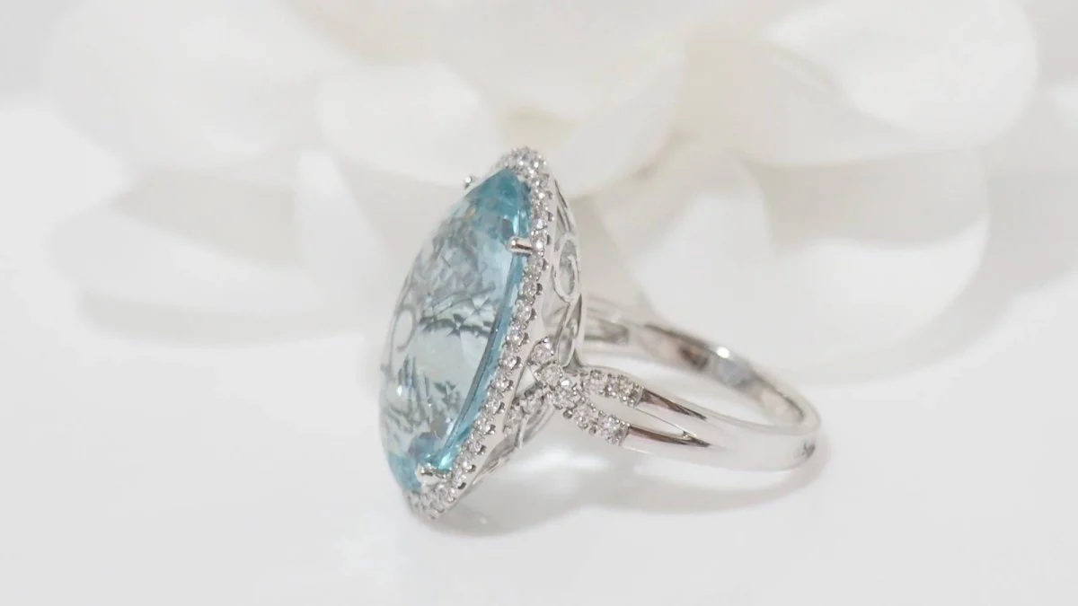 Entourage ring in white gold, oval aquamarine and diamonds  - Image 7