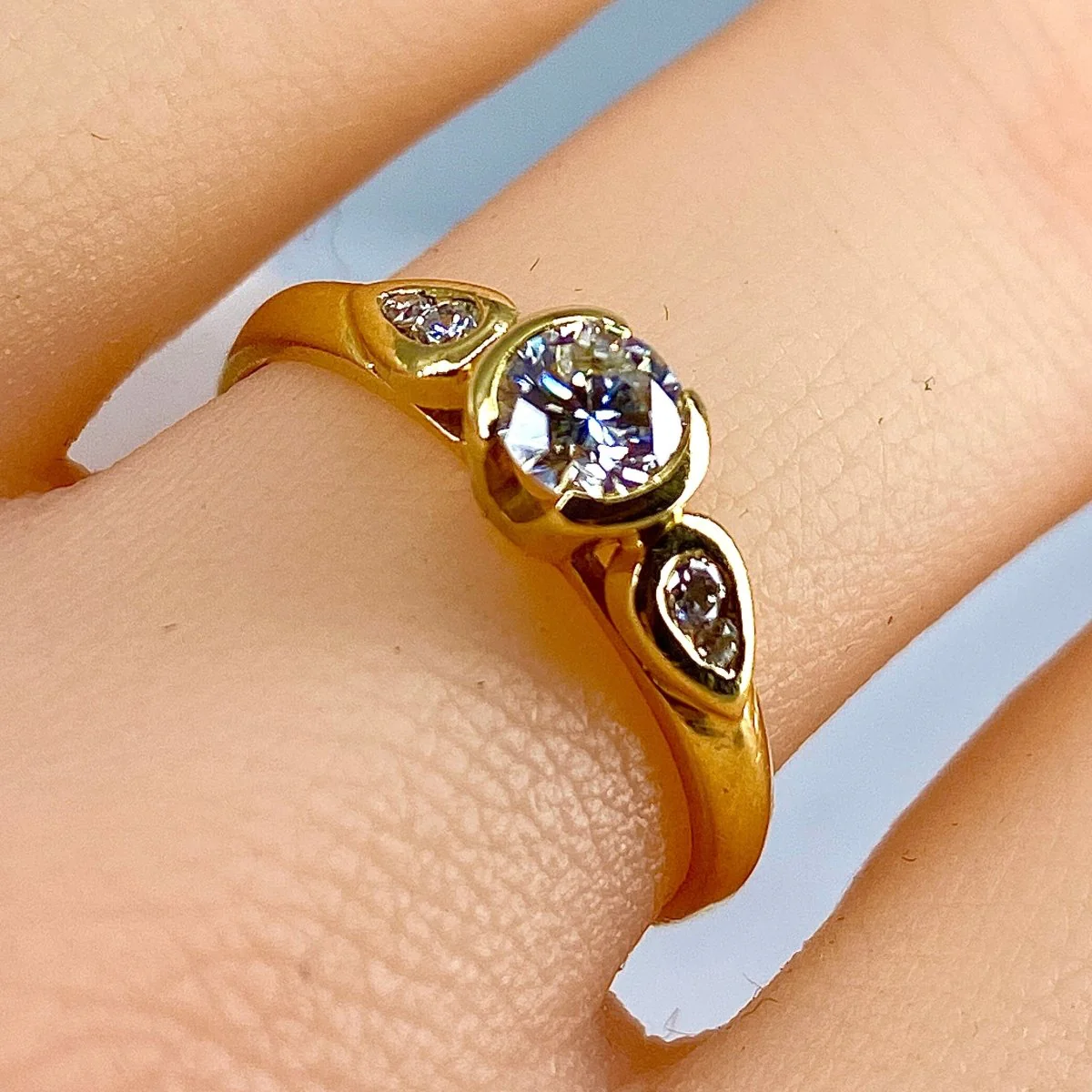 Ring Solitaire in yellow gold and diamonds - Image 2