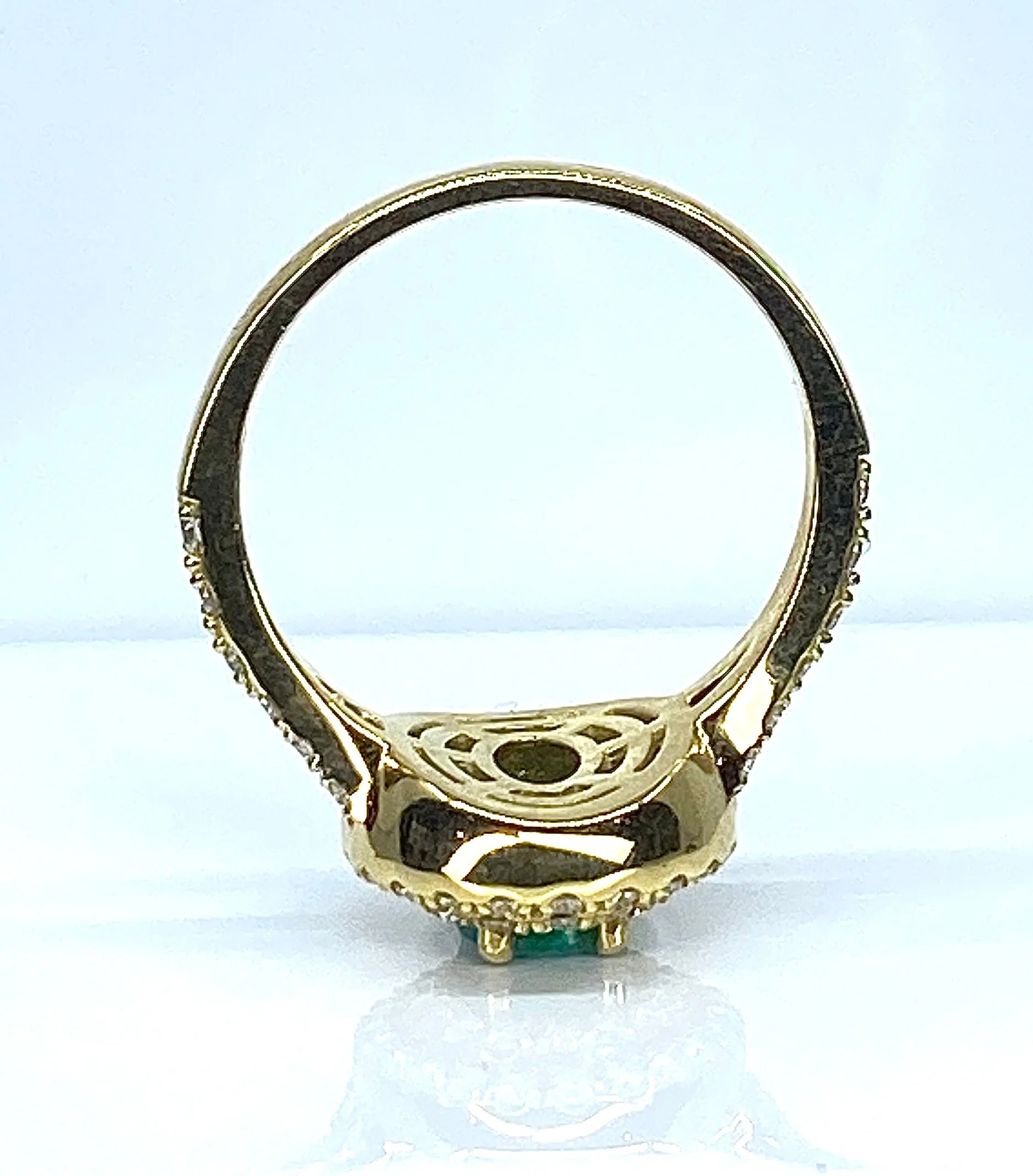 18-carat yellow gold ring adorned with an emerald and diamonds - Image 9