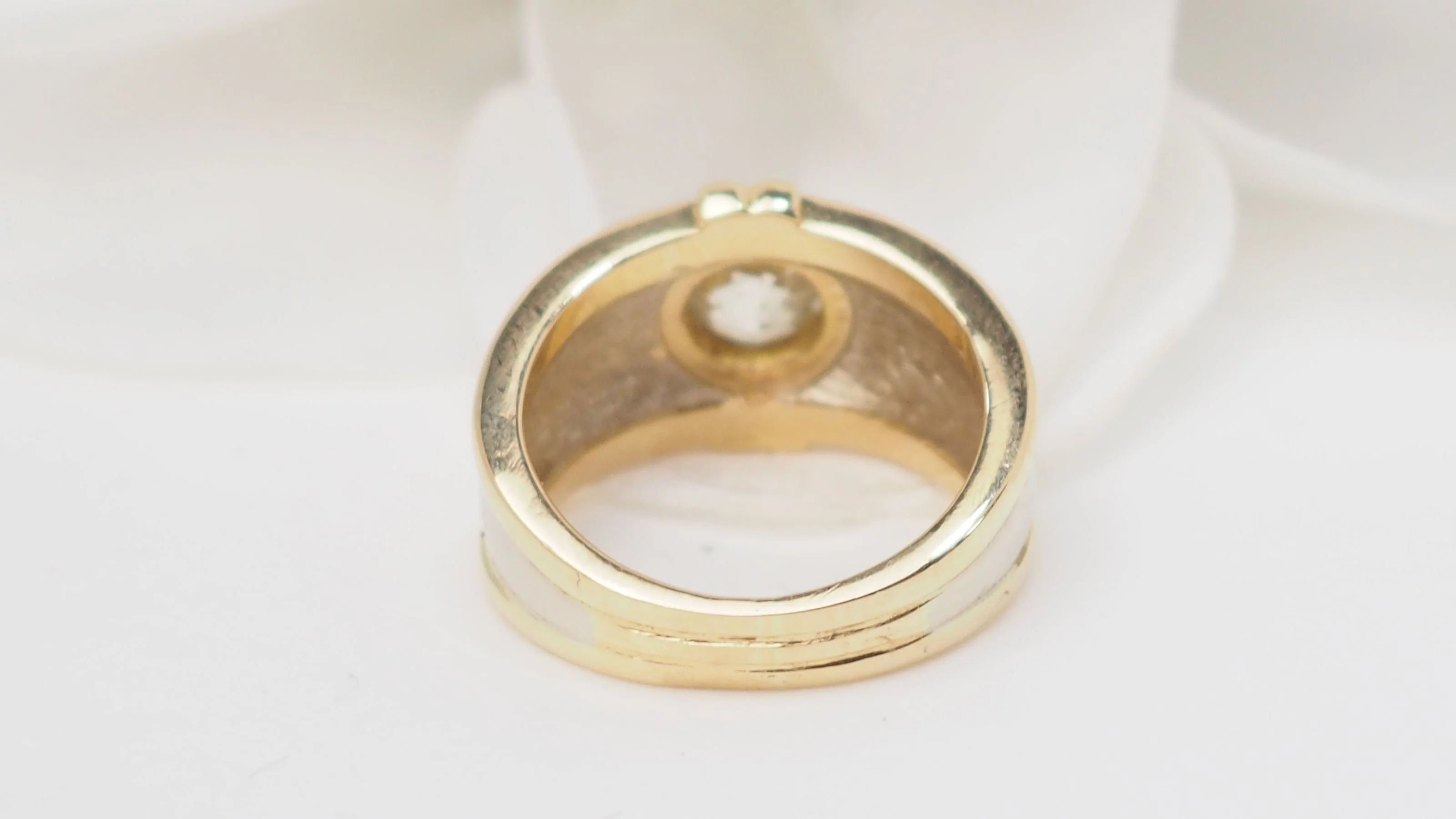 Two-tone gold and diamond bangle ring  - Image 5