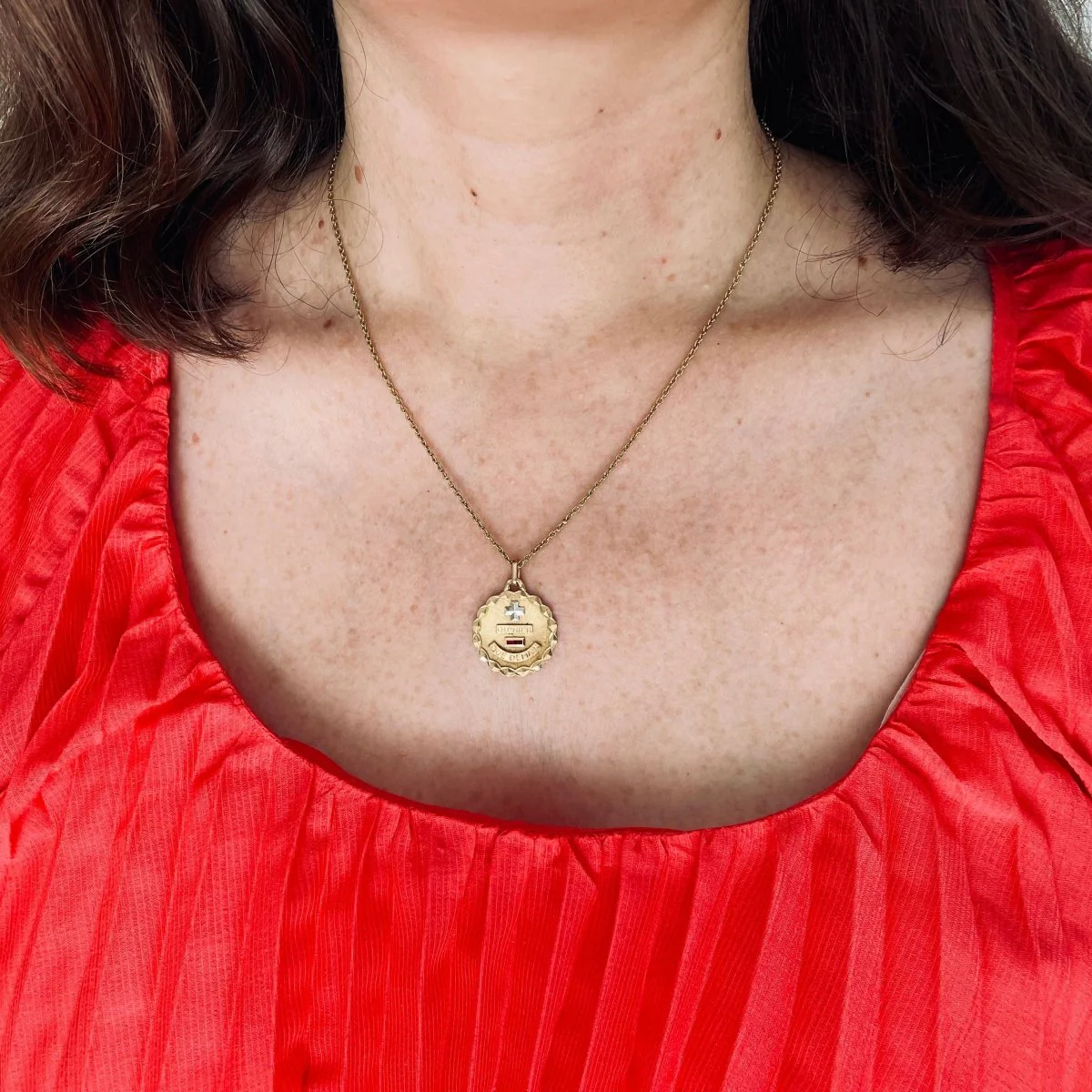 AUGIS round love medal yellow gold - Image 2
