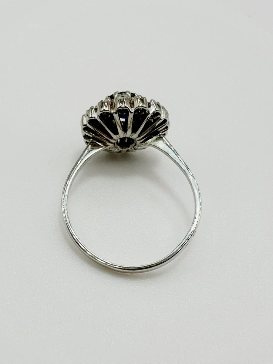 Entourage ring in white gold, sapphire and diamonds - Image 4